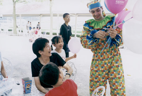 клоун развлекает посетителей парка