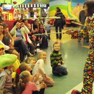 клоун показывает представление детям