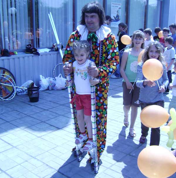клоун с детьми на открытии супермаркета