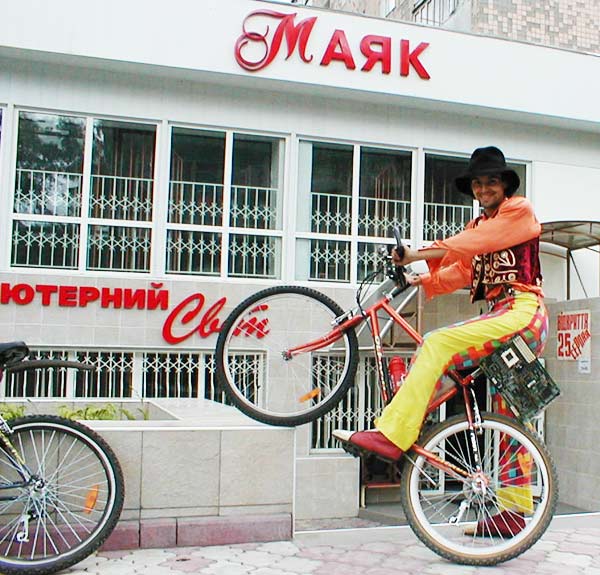 клоун на велосипеде
