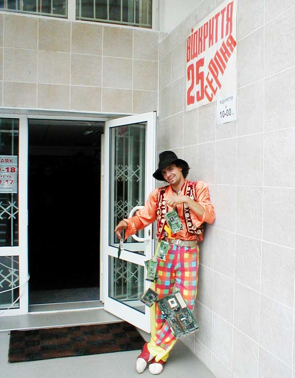 клоун перед входом в магазин