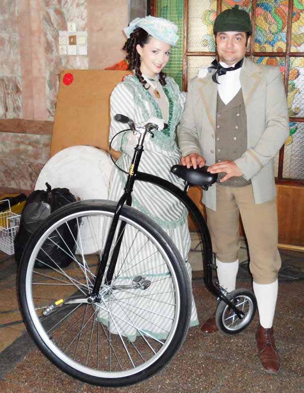 актеры с большим велосипедом