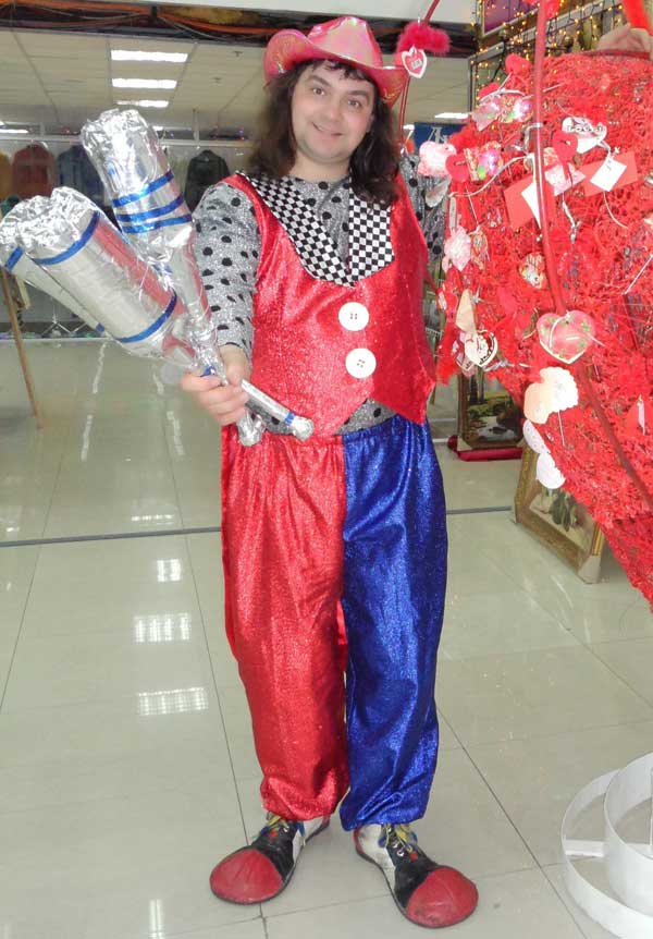 клоун жонглер в торговом центре