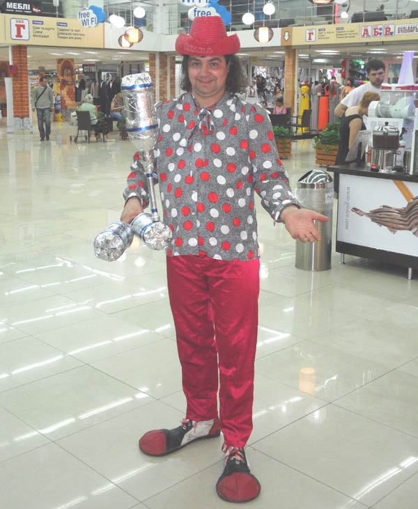 Клоун жонглер в торговый центр. Клоун жонглер